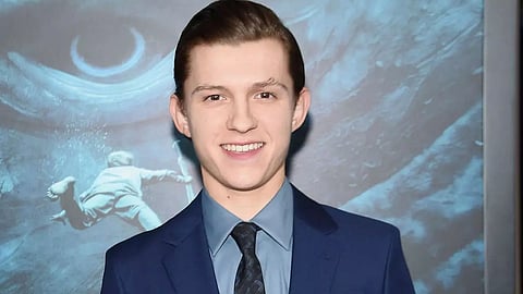 "Spider-Man: Homecoming" star Tom Holland flaunts his abs in mirror selfie