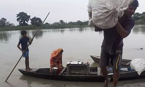 Forum team visits erosion site at Phelai, Doomdooma