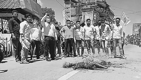 AASU burns effigies of Chief Minister Sonowal & Forest Minister