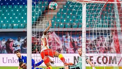Leipzig move atop standings with victory over Schalke