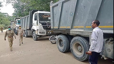 Four dumpers carrying river resources without challan seized in Lakhimpur