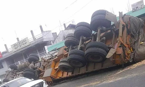 16-wheeler truck turns turtle in Mawlei, Shillong, traffic jam clogs road