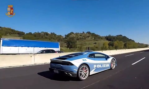 Italy: Police use Lamborghini to deliver a kidney in two hours across 500 km