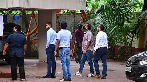 Drug peddlers block NCB raiding team in Mumbai
