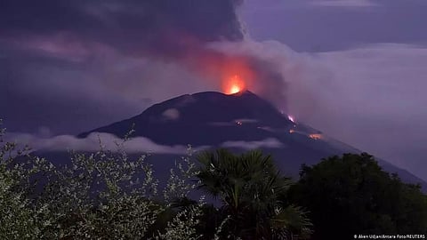 Indonesia: Thousands evacuated as volcano erupts