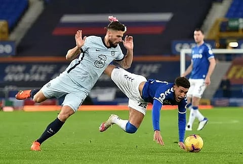 Manchester derby ends in stalemate; Chelsea lose