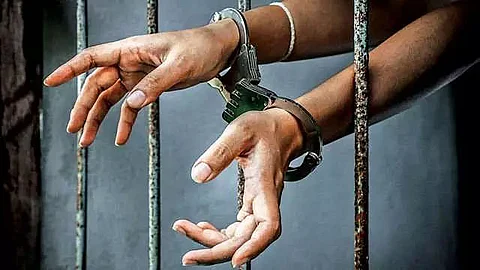 Delhi Police held 42 for duping foreigners