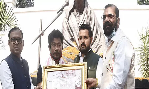 Set up research centre in singer's house: AASU