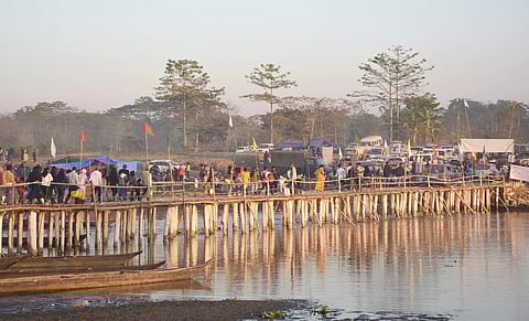 People throng picnic spots on New Year in Demow