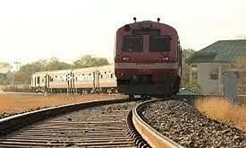 Woman Wearing Earphones Dies After Being Run Over by Train in Maharashtra