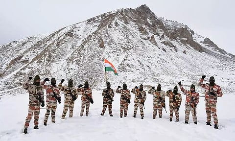 Republic Day 2021: ITBP Personnel Hoist National Flag at 17,000 Feet in Ladakh