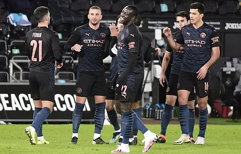 Manchester City record 15th straight win; Everton down Spurs