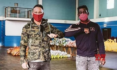 Faf du Plessis, Siya Kolisi come together to help Bonteheuwel residents