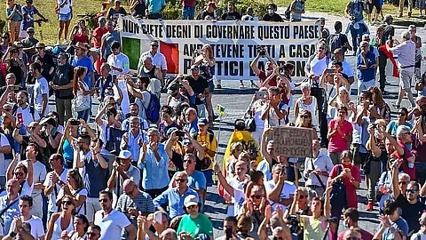 Pandemic deniers rally in Rome without wearing face masks
