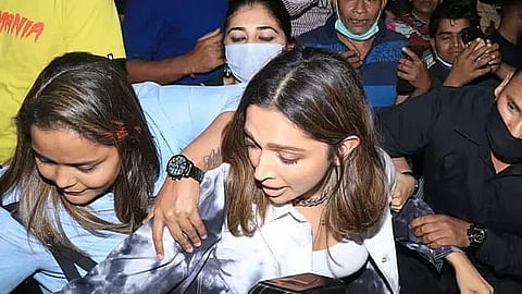 Bollywood Actress Deepika Padukone mobbed outside eatery