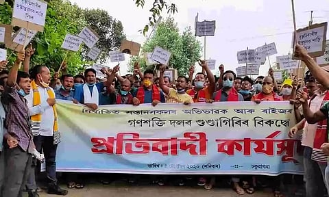 Protest against 'hooliganism' by Ganashakti rocks Dhakuakhana
