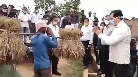 Assam CM Sonowal Showers Paddy Farmers with Praise for Hard Work amid Covid-19 Crisis