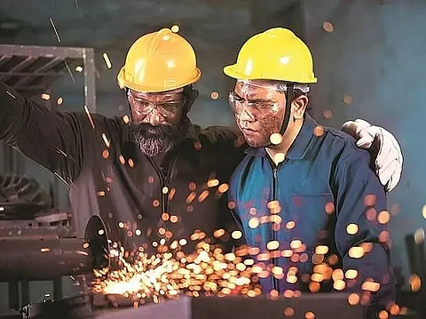 'Manufacturing gaining lost momentum in Q-4'