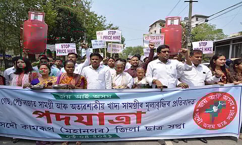 AASU unit rallies against price rise of commodities in Guwahati