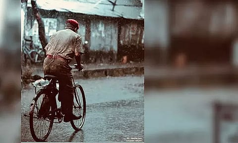 A Photograph of Assam Police Personnel Pedalling Amid Rain is Winning Hearts of Netizens