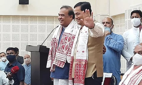 Outgoing CM Sonowal's Pat on Himanata Biswa's Back As Union Minister Narendra Singh Tomar Accounced Sarma as New CM of Assam