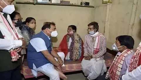 Dependants of Tingrai grenade blast victims in Digboi receive financial aid
