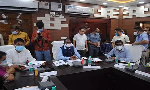 Guardian Minister Sanjay Kishan visits Lakhimpur district, reviews COVID-19 scenario