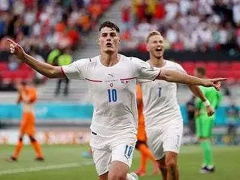 Czech Republic knock out 10-man Netherlands