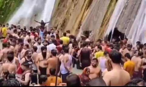 Hundreds of Tourist Without Masks Flouts COVID Norms in Mussoorie's Kempty Falls