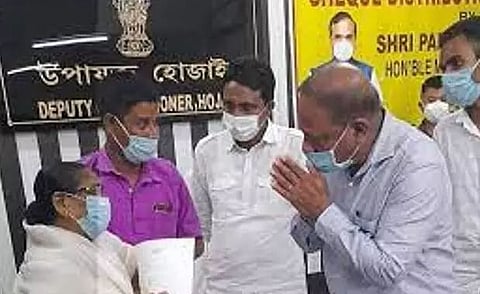 Minister Parimal Suklabaidya distributes cheques to 31 COVID widows in Hojai