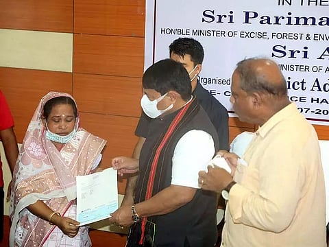 Ministers hand over cheques to 11 beneficiaries in Hailakandi, 26 in Karimganj