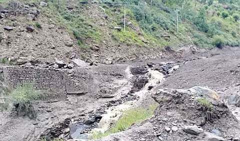 Why are mountains in Himachal Pradesh rolling down?