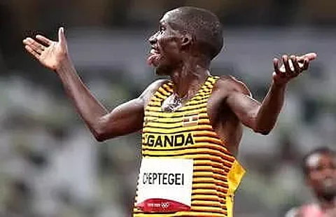 Joshua Cheptegei of Uganda wins gold in 5000m race