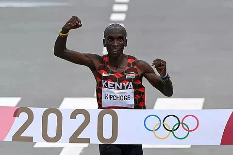Eliud Kipchoge retains men's marathon title