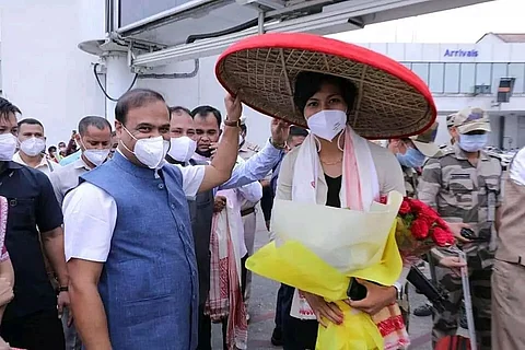 CM Himanta Biswa Sarma welcomes India's pride & Assam's daughter Lovlina Borgohain at Guwahati LGBI airport