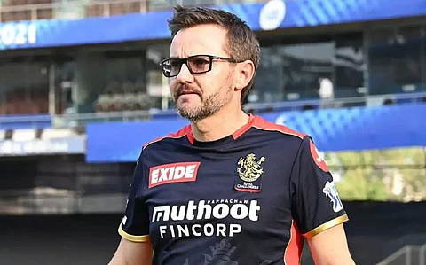 Mike Hesson named RCB head coach Simon Katich