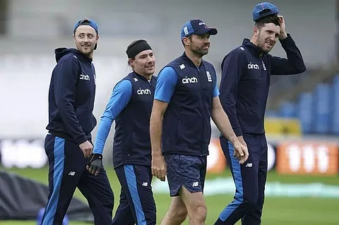 Buoyant India have tail up against depleted England