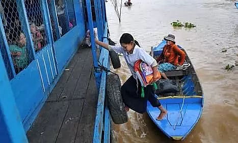 Amid Flood, Girl Rows Boat To School In Gorakhpur; Video Surfaces On Social Media