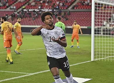 Italy continue unbeaten run; Germany, England win