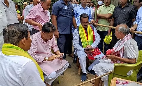 Minister Ashok Singhal visits Lakhimpur; Street Vendors' Association submits memo