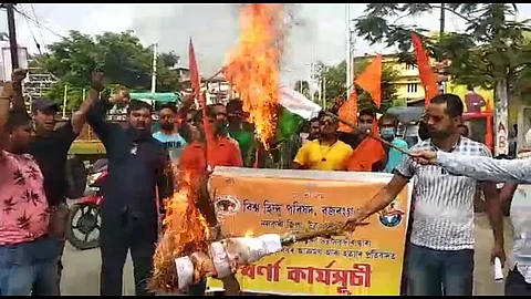 Nalbari unit of Vishwa Hindu Parishad, Bajrang Dal burns Pakistan's flag
