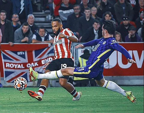 League leader Chelsea survive late Brentford attack to win 1-0, Leicester sink Man U