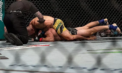 Glover Teixeira wins UFC light heavyweight title at 42
