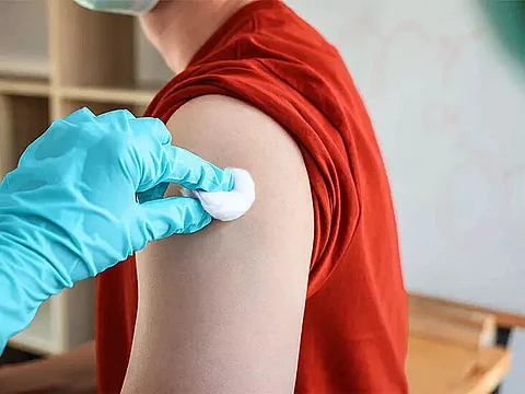 Political battle over COVID vax, mask mandates continues in US
