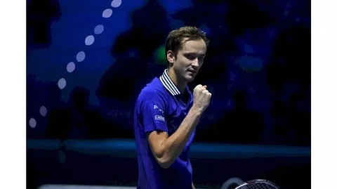 Daniil Medvedev beats Hurkacz in opener