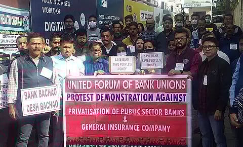 Bank employees protest against privatization of banks