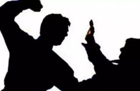 Man Caught By Shopkeepers In Ganeshguri For Allegedly Cheating Them Promising Loans From SBI