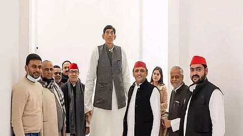 India's tallest man joins Samajwadi Party