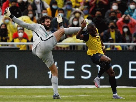Torres strikes late as Ecuador hold Brazil in drama-filled WC qualifier
