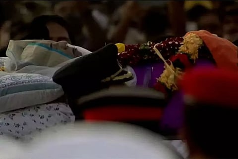 Lata Mangeshkar's body consigned to flames